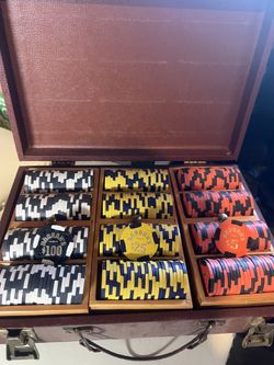 Harrahs Casino Chips With Case