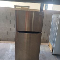 refrigerator, marca Frigidaire 