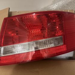 Rear Tail Light For 2006-2008 Audi A6/ 2005-2008 Audi A6 Quattro/ 2007-2008 Audi S6 Halogen Right Side Rear 