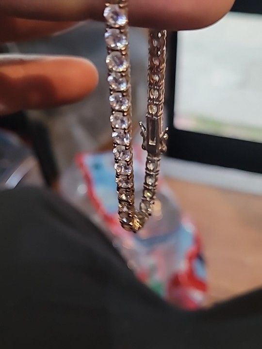 40 Artificial diamonds In 18kt gold Tennis bracelet.