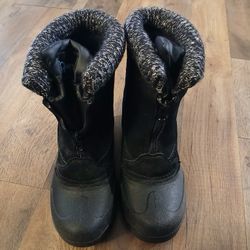 Snow Boots 
Size 6