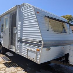 2000 Wilderness by Fleetwood 23-Ft double door