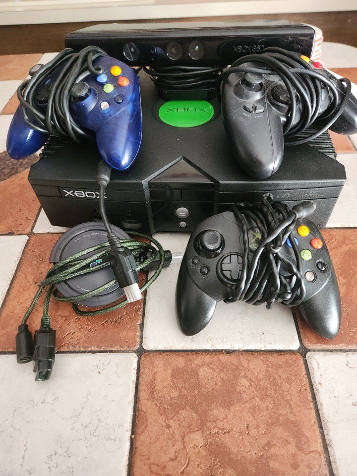 Xbox W/ 360 Kinect And 3 Controllers Like Brand New