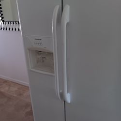 Fridge With Ice Makerb 
