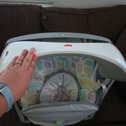 Infant Baby Travel Swing Folds Up And Works Perfect