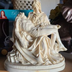 Michelangelo's Pietà Replica Statue
