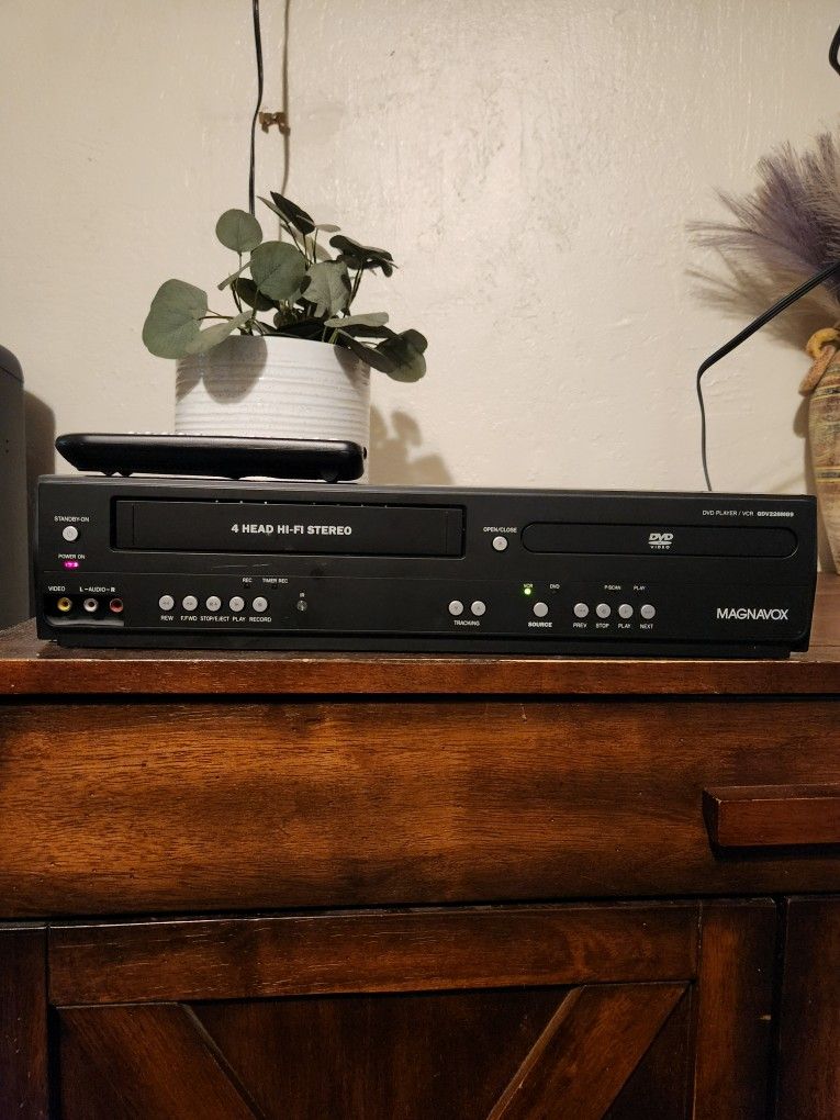 Magnavox DVD/VCR Combo GDV228MG9 VD Player & 4-Head Hi-Fi Stereo VCR Combo