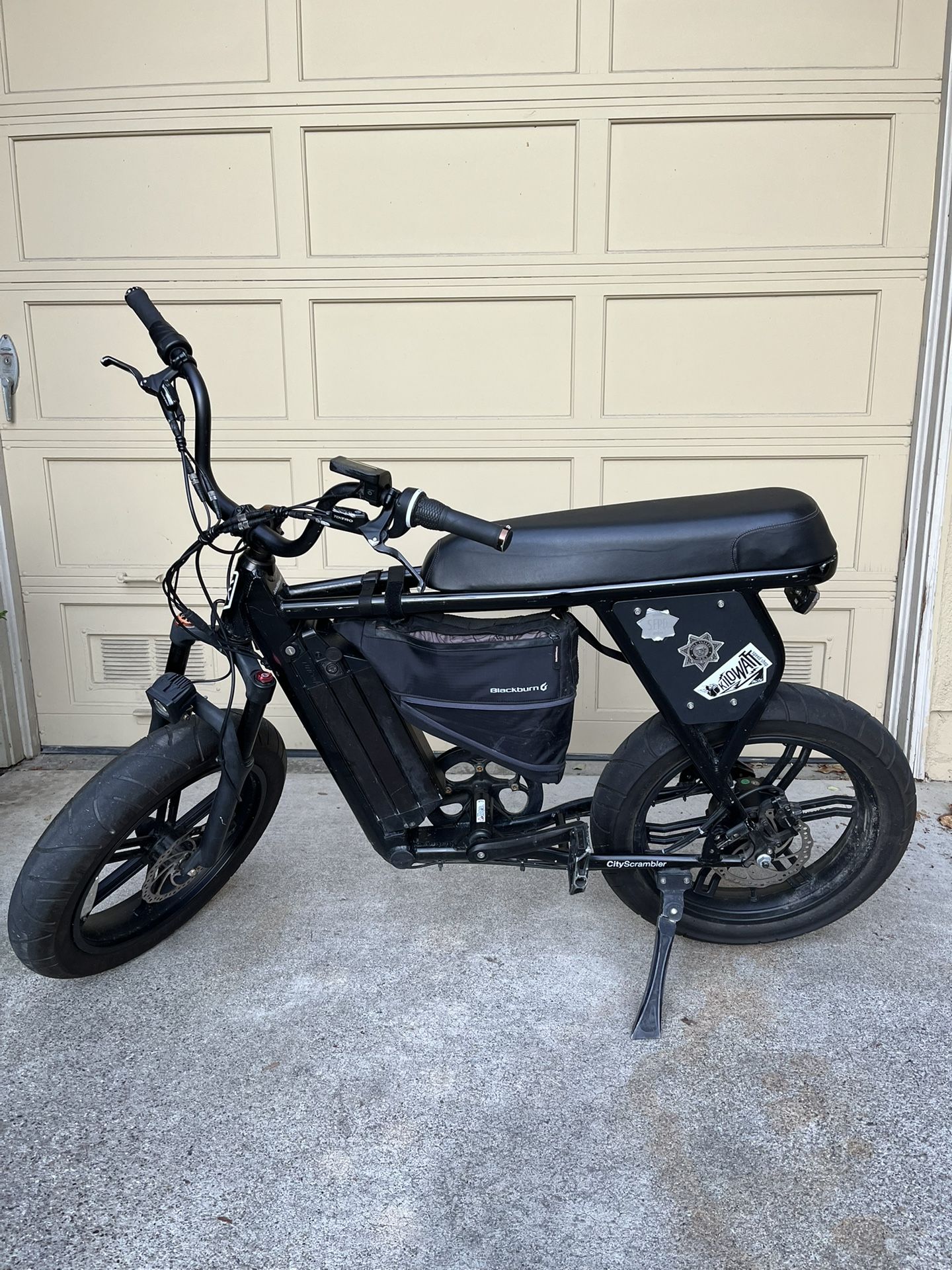 Blacked Out Juiced Bikes CityScrambler + Cycle Satiator Programable Battery Charger