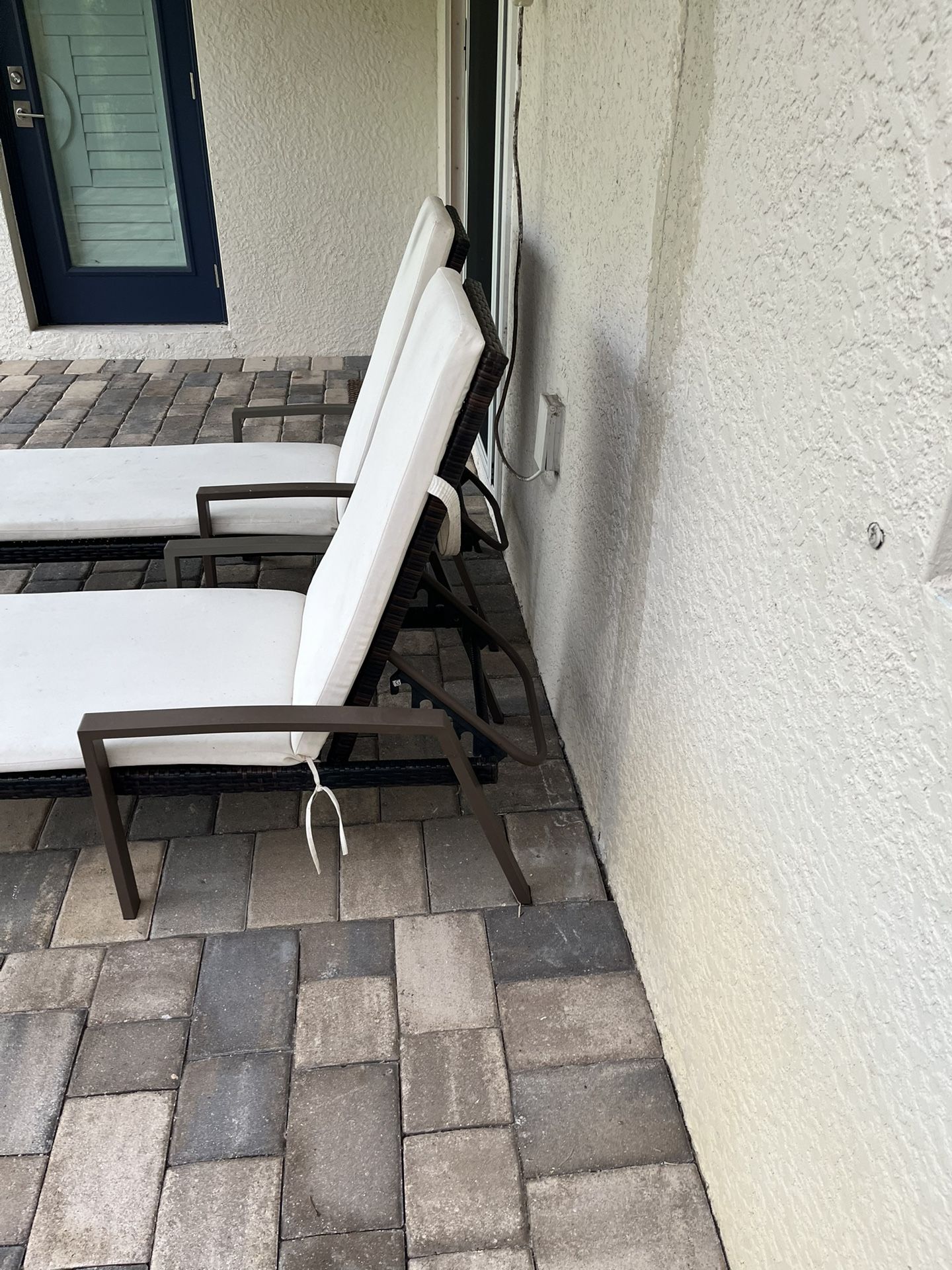 Outdoor Chaise Lounge Chairs (2)