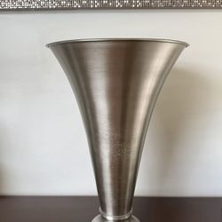 VASE PEWTER/CREAMWARE Trumpet-Style Vase $10