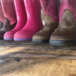 Girls Boots  9 & 8      20  For The Tree 