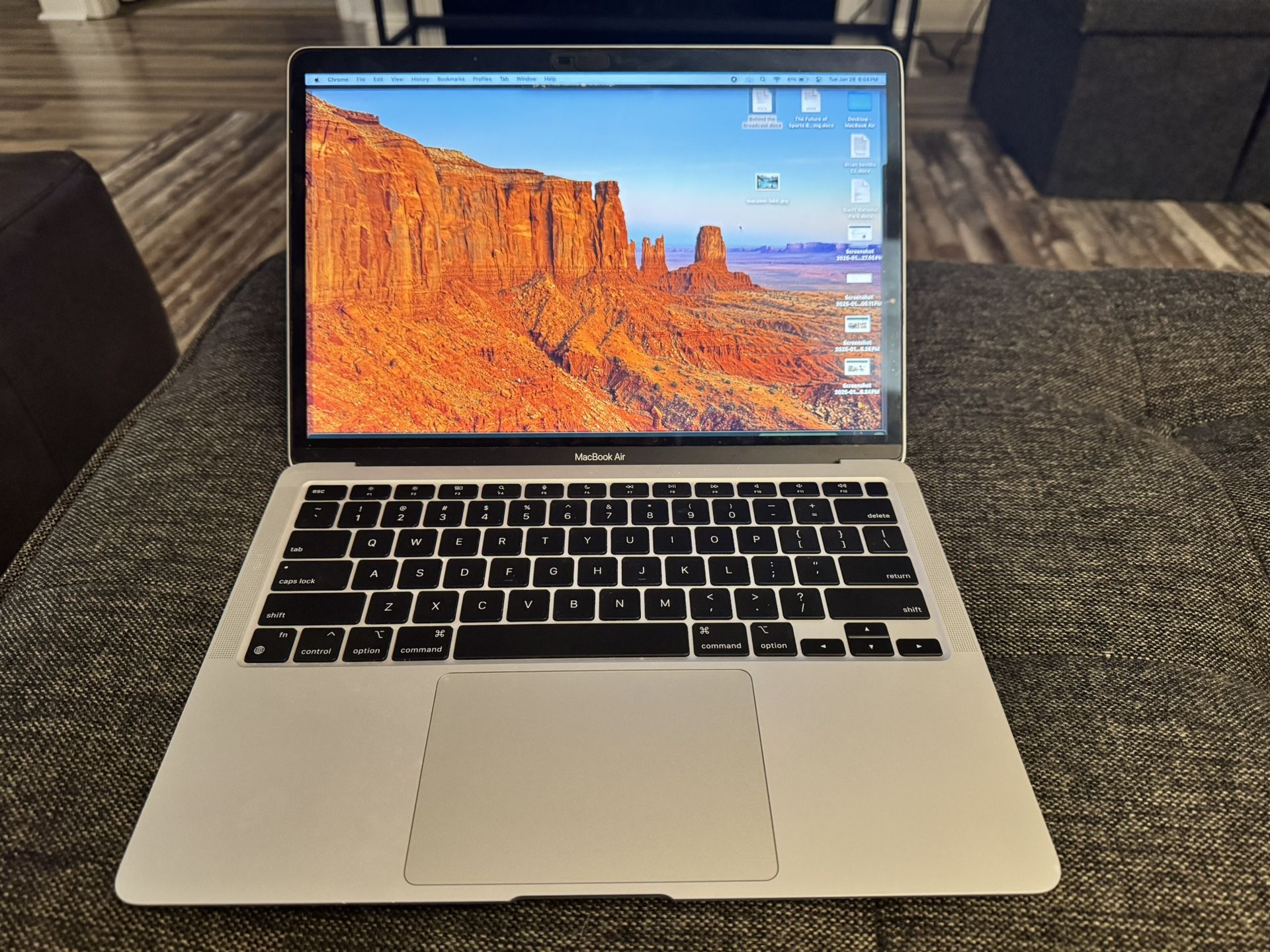 Apple MacBook Air M1, 2020 8gb With Charger