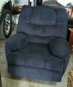 GREAT USED CONDITION/BLUE BROYHILL RECLINER