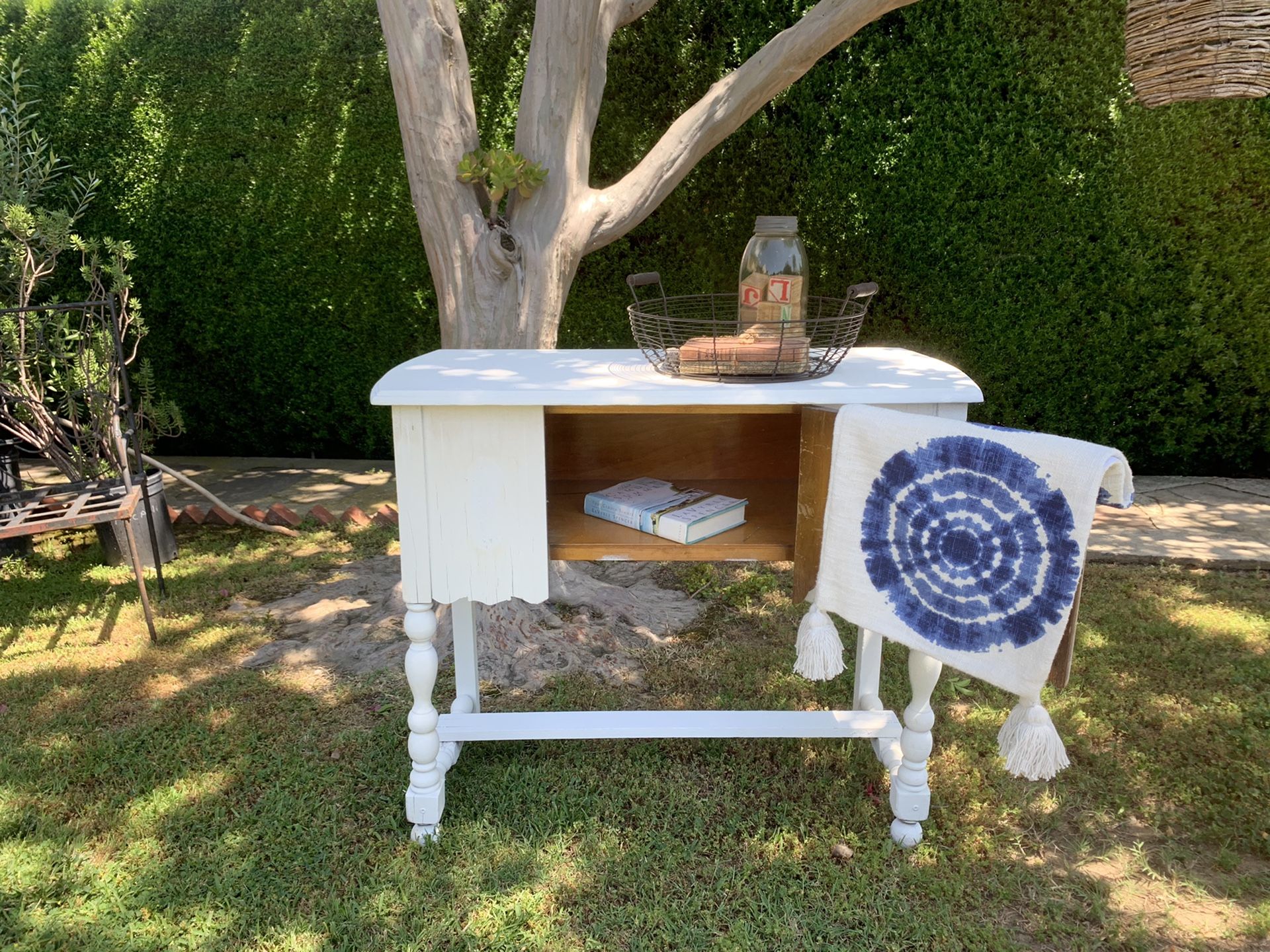 White antique sideboard buffet table