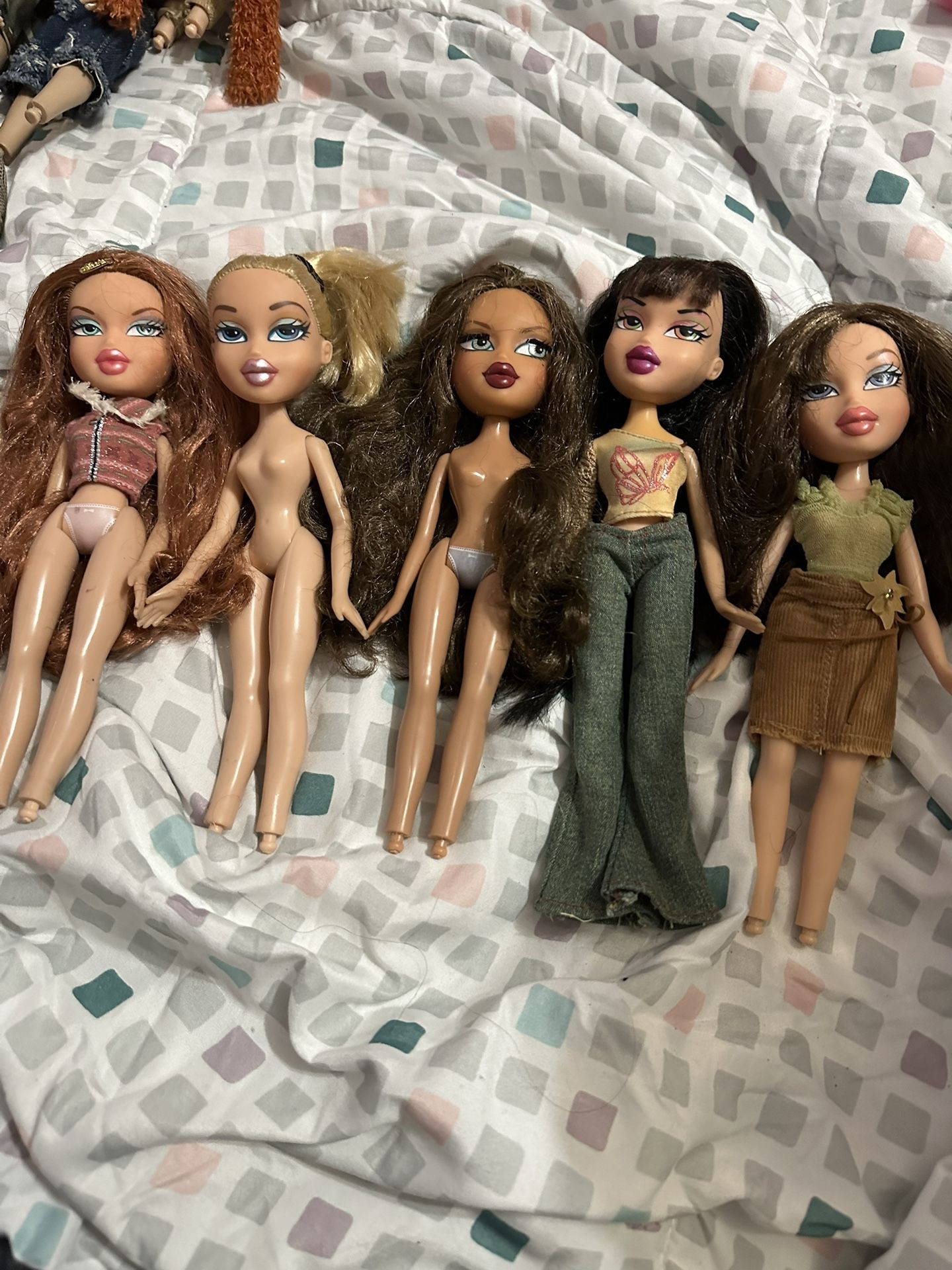 5 Bratz Girls Dolls