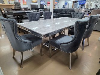 Beautiful 7 pc Dinning set . Elegant and Comes with chairs