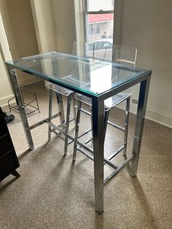 Clear breakfast nook