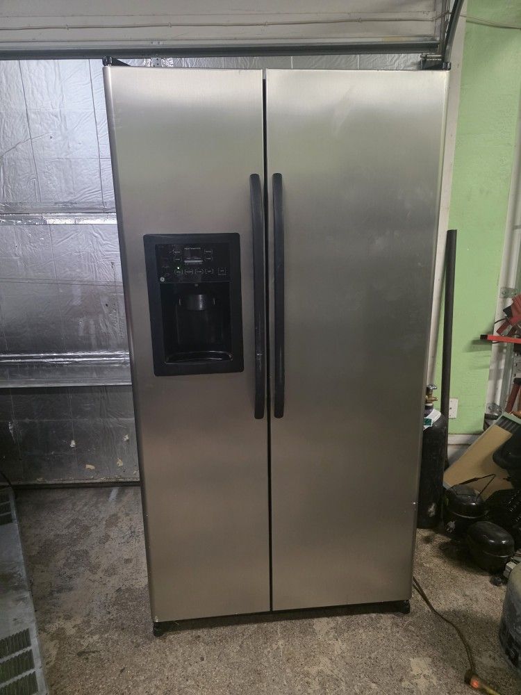 GE Profile 25 Cubic Feet Stainless Side By Side REFRIGERATOR