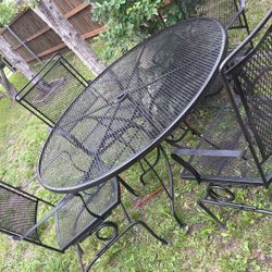 mesa con sillas mesedoras