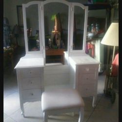 ANTIQUE VANITY.    MIRROR EASILY REMOVABLE. SLIDES IN AND OUT. 