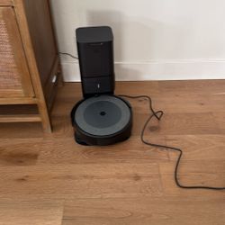 Roomba Wi-Fi Connect With Self-emptying Base 