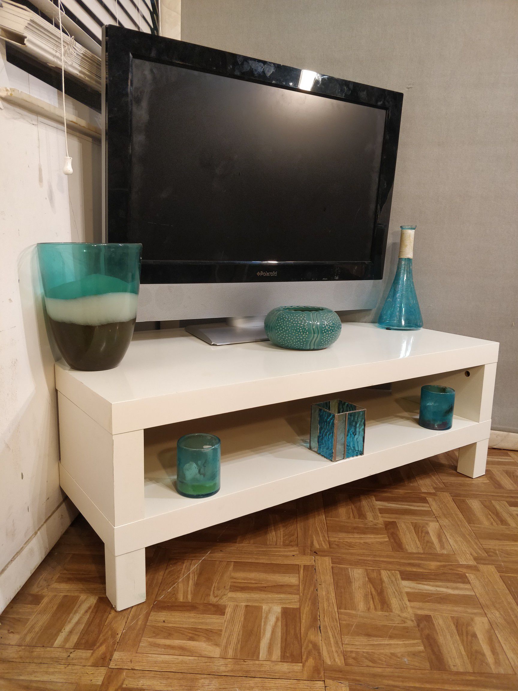 White TV stand with shelf in great condition, pet free smoke free. L39.3"*W21.7"*H14"