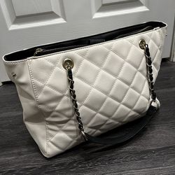 Women’s quilted shoulder bag with chain straps