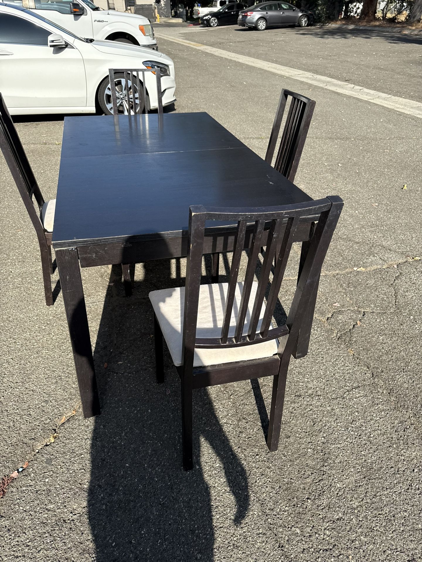 Dinner table 4 seats