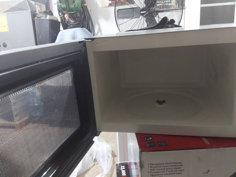 Emerson 1000 Watts microwave oven