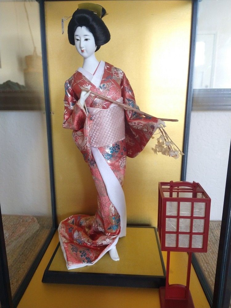 Vintage Japanese porcelain Nishijin silk Kimono Geisha Doll & Glass Show Case w lantern