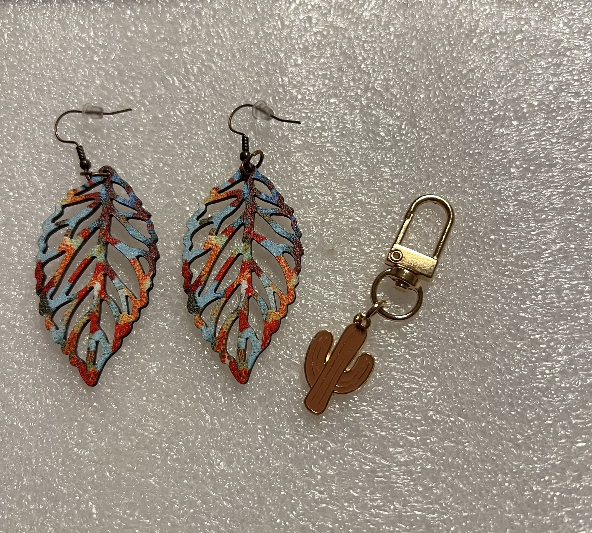 Light Weight Feather Earrings And Small Keychain Jewelry Set