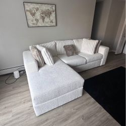Modern L-Shaped Sectional Sofa – Cream/Off-White