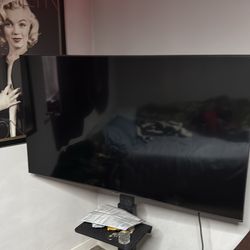 Samsung UN55TU700D (2020) is a 55-inch 4K Crystal UHD Smart TV