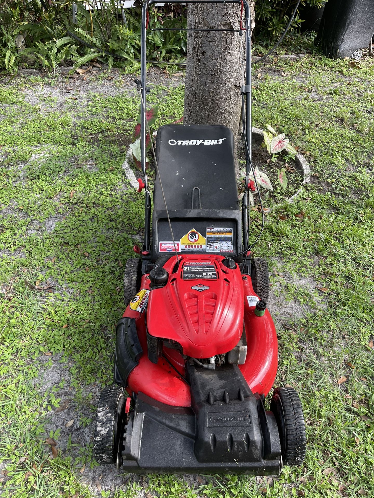 Self Propelled Lawn Mower Troy-Bilt 21” Cut With A 6.75 HP Engine