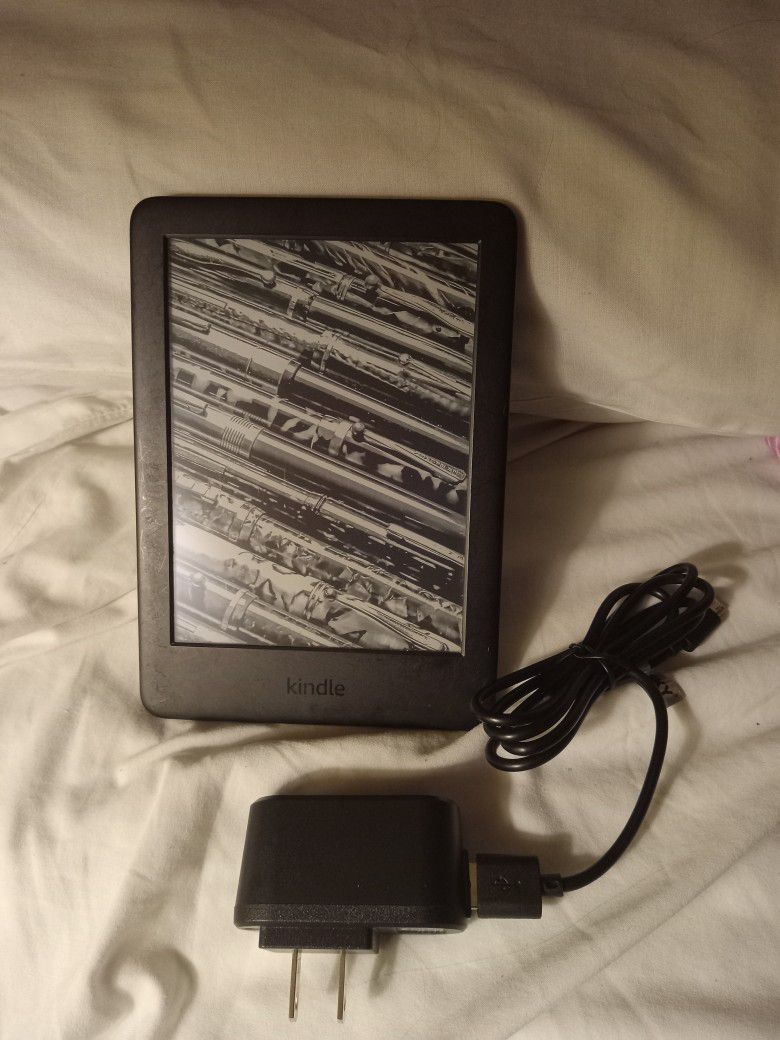 Kindle Reader ( 10th Gen ) W/,charger 