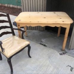 Table Donning Or Kitchen 