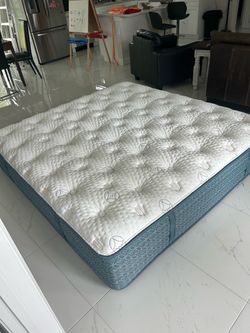 Aireloom King Streamline M1 Plush Mattress never slept on showroom model I can deliver or come see These are the top of the line luxury hand tufted