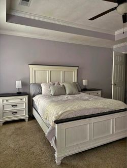 Queen Bedroom Set In Perfect Condition 
Included two nightstand stands, a dresser & and a chest of drawers 
From a smoke & Pet free home.  I can deliv
