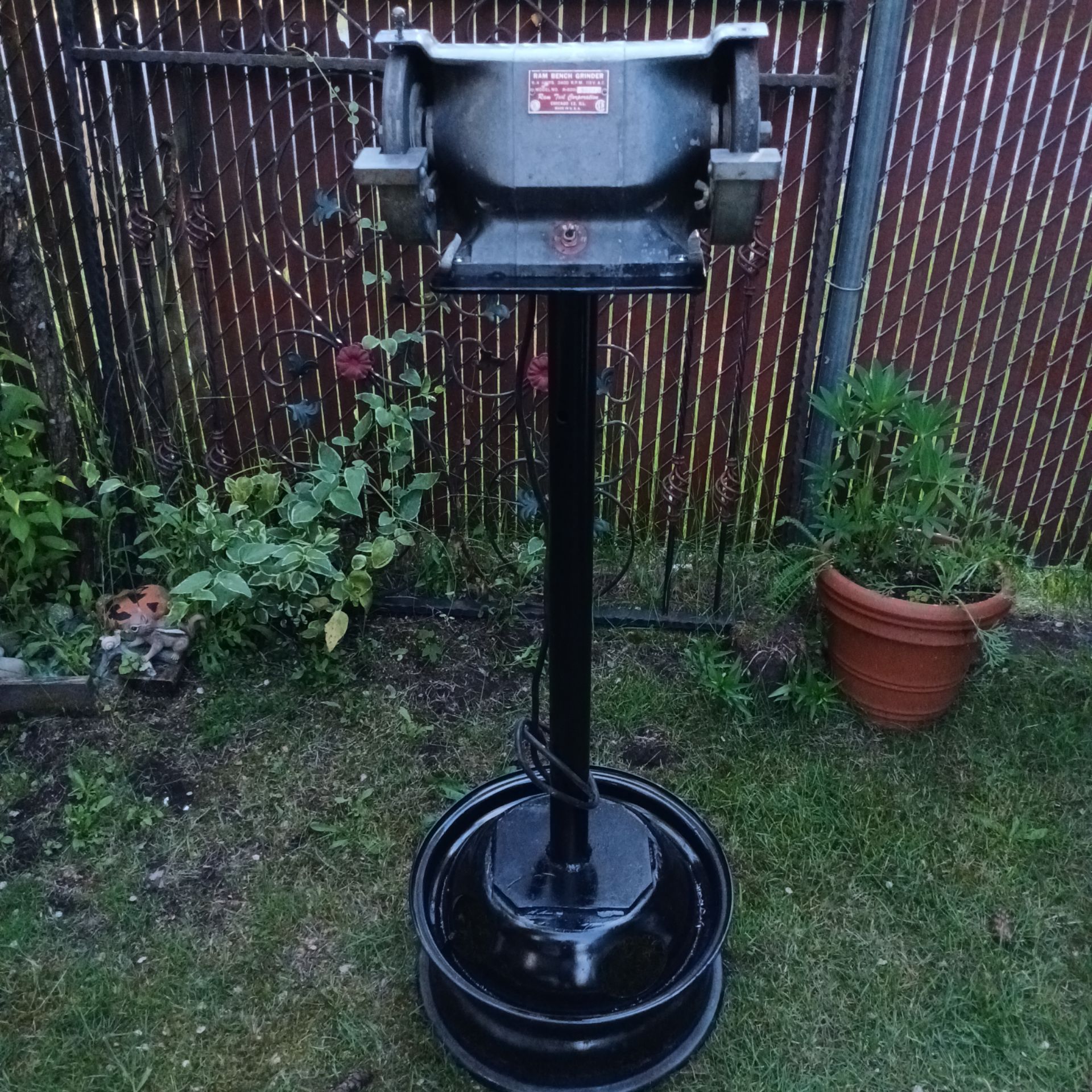 Working Ram Bench Grinder R-600 with Stand