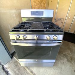 GE gas stove 5 burners stainless st with griddle. 30”