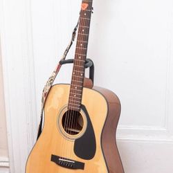 EX Yamaha F325D Spruce Top Acoustic Guitar & Strap