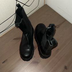 Black Boots 