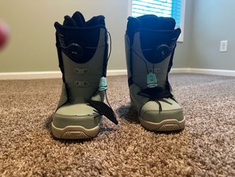 Women’s snowboard boots