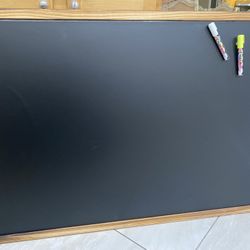 Magnetic Chalkboard 46”x32” / Pizarron Magnético  Con Tubos De Gis Liquido 