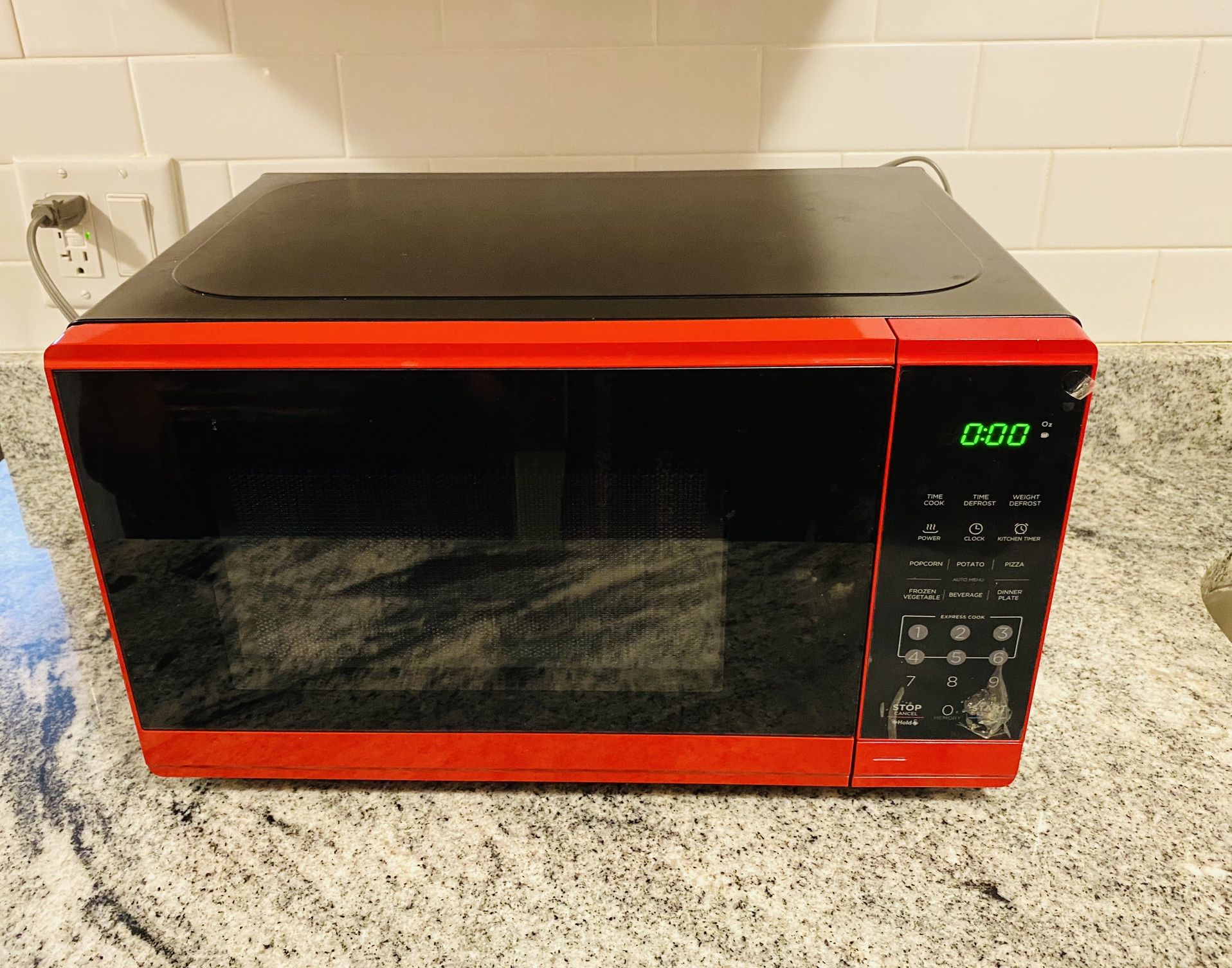 Mainstays 0.7 Cu Ft Countertop Microwave Oven 