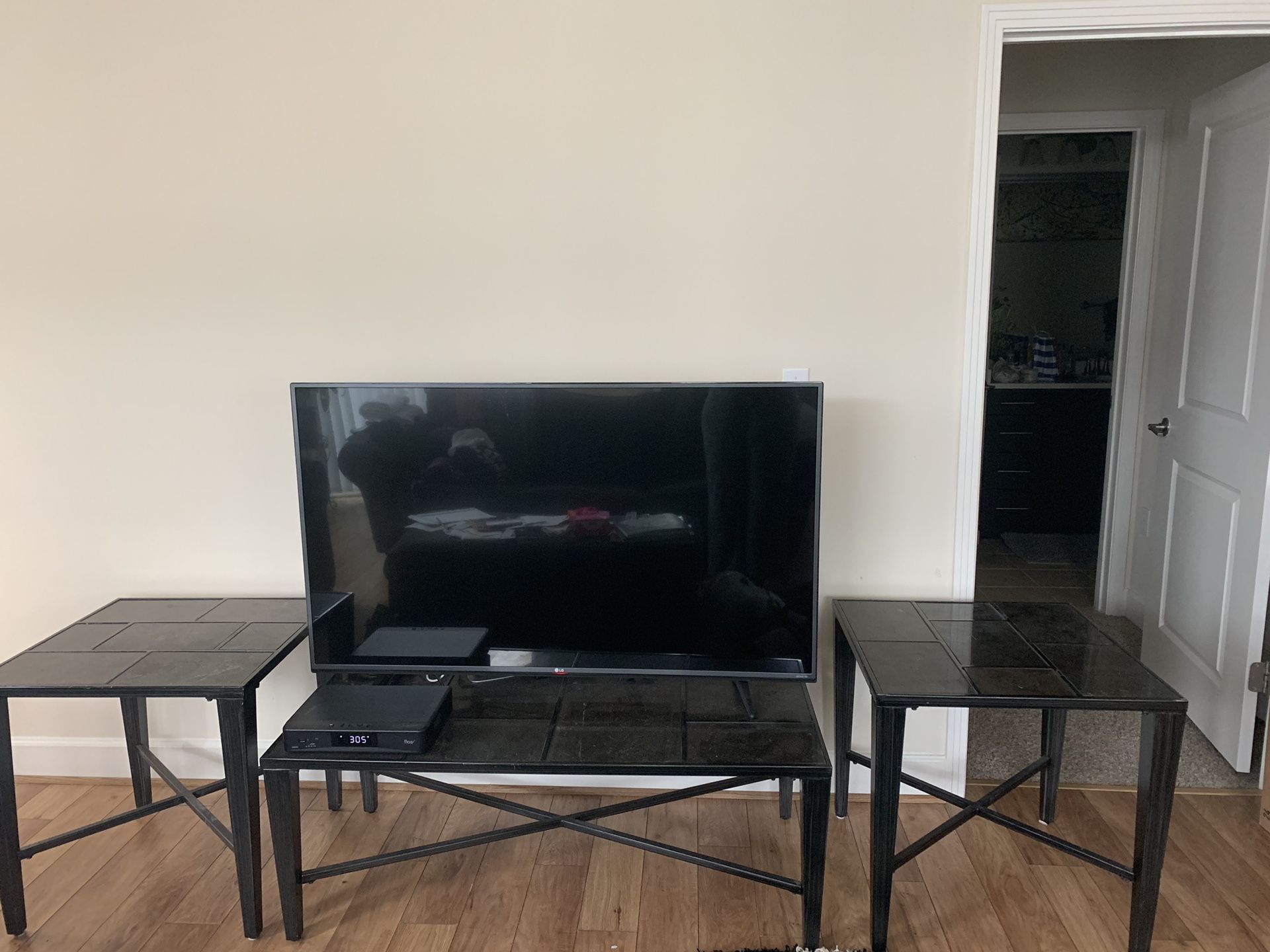 Coffee table with 2 end tables