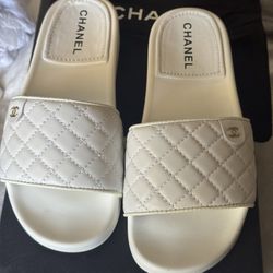 CHANEL WHITE QUILTED LEATHER CC FLAT SLIDES