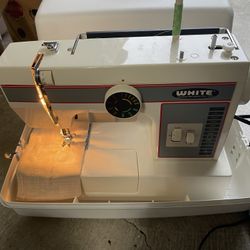 White Sewing Machine With Case In Excellent Condition $100 Firm On Price