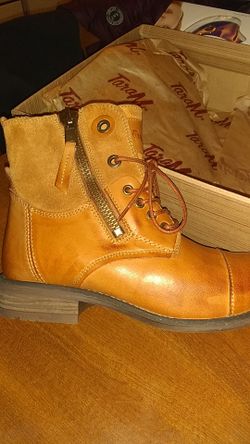 Tara M. Loris cognac boots