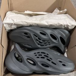 Yeezy Foam Runners “Carbon” 